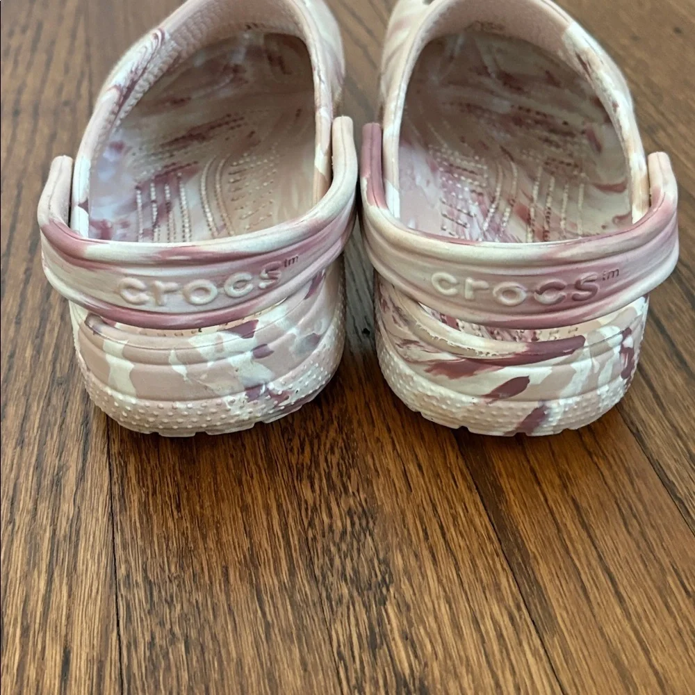 Crocs classic marbled clog in Quartz / Multi